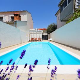Villa Klaudia with Pool, Hotel in Zadar