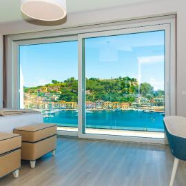 Hotel Plaza, hotel Porto Azzurróban