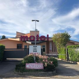 Hotel Motel Regal، فندق في Vermezzo
