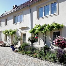 Ferienhof Gräfe - 3-Seiten Hof mit großem Garten, Pool & Sauna, hotell sihtkohas Meißen