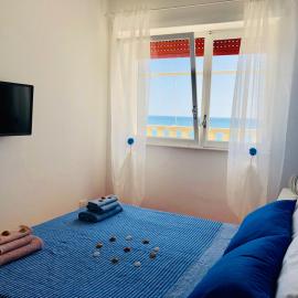 T-Village502 - ascensore connesso direttamente con la spiaggia - Posto auto privato, готель у місті Анціо