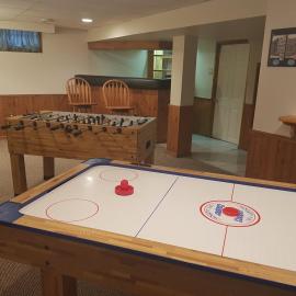 Sarnia's Man Cave welcomes you... Game ON!, hotelli kohteessa Sarnia