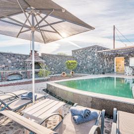 Klimata House - Private Jacuzzi Pool & BBQ Villa, hotel en Vlychada