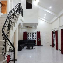 OMG Guesthouse Room for 6, hotel di Licup