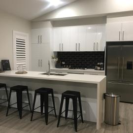 Luxury 2br home with King, 5 star private & close, hotel em Bathurst