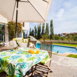 Villa El Castañal con Piscina Privada, hotel in Vigo