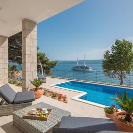 Absolute Beach Villa, hotel di Omiš