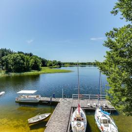 Wyspa Brzozowa, hotel em Kretowiny