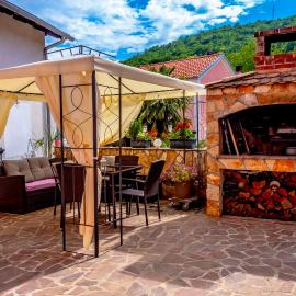 Comfortable apartment near Opatija, hotel u Matuljima