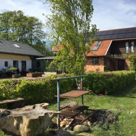 Anesminde, hotel i Give