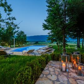 Beautiful cottage with heated pool for 22 ppl, Hotel in Plaški