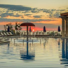 Astera Hotel & Spa with FREE PRIVATE BEACH، فندق في غولدن ساندز