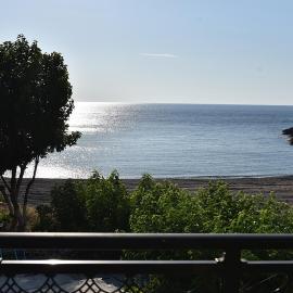 Irene's Beach Front house โรงแรมในKalopigado