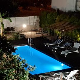 Il Giardino Di Flora con Piscina & Jacuzzi，萊切的飯店