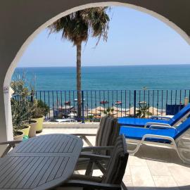 Pissouri Beach Front Apartments، فندق في بيسوري
