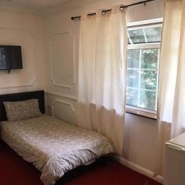 'SUPER CHEAP ROOMS' - Run away from expensive hotels!, hotel in Hatfield