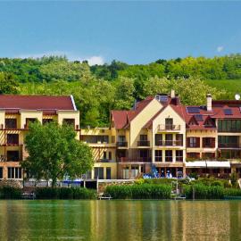Tó Wellness Hotel, hotelli kohteessa Bánk
