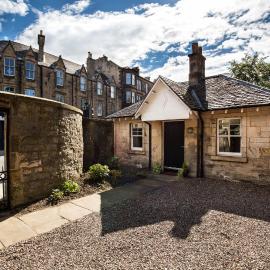 Trinity Lodge - Home with Private Garden and Parking, Hotel in Edinburgh
