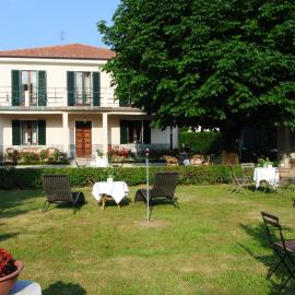 VILLA LE ROSE، فندق في Cavour