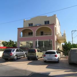 Villa Maria Louiza NEAR AIRPORT, hotel u gradu 'Artemida'
