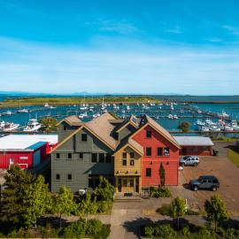At The Helm Hotel, хотел в Ilwaco