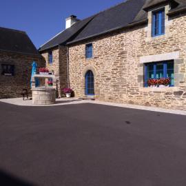 La petite maison bleue, hotel Lopérec városában