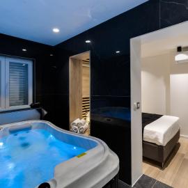 Downtown Marcius Luxury Apartment with Jacuzzi & Sauna