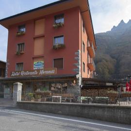Albergo Morandi – hotel w mieście Valbondione