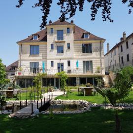 Maison Les Étoiles chambres d'hôtes de charme avec jardin paisible et petit déjeuner à Tonnerre, hotel Tonnerre-ben