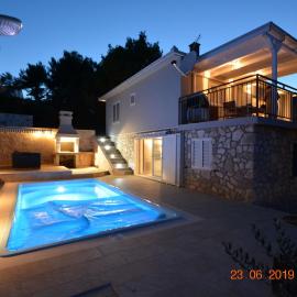 Dreamlodge - Luxe Dalmatian Villa, private pool, parking, mooring, breathtaking sea & mountain view, at 150 m from idyllic private beach, hotel i Rogač