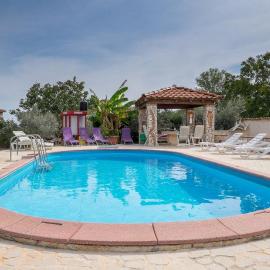 House Nina, Hotel in Valtura