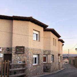 Casas Encinares، فندق في Narrillos de San Leonardo