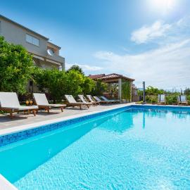 Villa Apartments Duje, hotel di Kastela