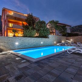 Apartments Villa Dina، فندق في كارلوباغ