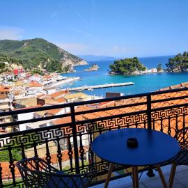 *The Balcony-Luxury family house in city center *, khách sạn ở Parga