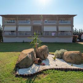 Camping Linaraki Apartments & Bungalows – hotel w mieście Sykia