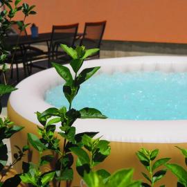 Apartment Gamma with hydromassage mini pool near Split, hotel in Žrnovnica
