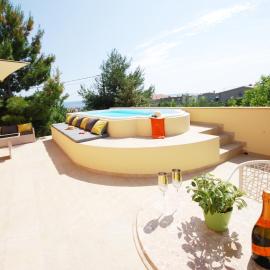 Apartmant with Pool 8, готель у місті Каштела
