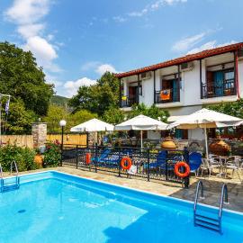 Charoula, hotel em Plataniás