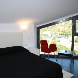 Hostal Tres Campanas, hotel in Villafranca del Bierzo