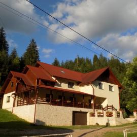 알바크에 위치한 호텔 Pensiunea agroturistică Casa Brădeana