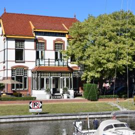Villa 'Singelzicht', hotel in Harlingen