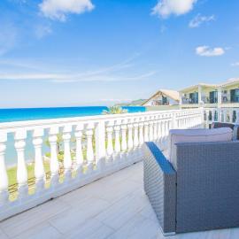 Laura Beach House, hotel in Alykes