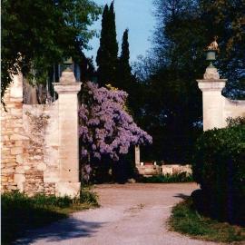Les Esclots , Nîmes, Gîtes 4 personne, hotel in Générac