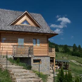 Komfortowe domy Osada Jaworki śniadania sauna grill basen: Jaworki şehrinde bir otel