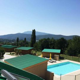 Les Chalets de Saint Maurice (Dieulefit), hotel in Dieulefit