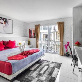 The Shades Hotel 50 meter Beach Front، فندق في شاطيء باتونغ