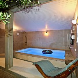 Manora guest pool house Sucuraj、スチュライのホテル