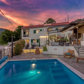 Villa LETA - Luxury villa in a green oasis with heated swimming pool, fitness center and summer kitchen - Kvarner, Hotel in Hreljin