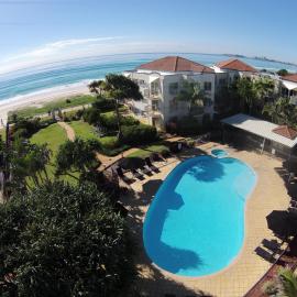 Golden Riviera Absolute Beachfront Resort, hotel in Gold Coast